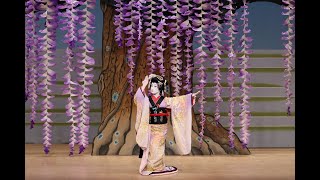 Enjoying the Masterpiece of Kabuki Dance 国立劇場令和4年7月舞踊公演「花形・名作舞踊鑑賞会」より『藤娘』 [upl. by Ominorej]