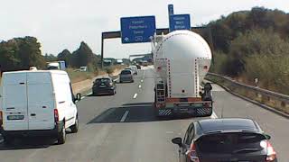 Hinter der Raststätte wo die Polizei steht überholt ein Polnischer LKW auf der A44 im Überholverbot [upl. by Ahsekyw192]