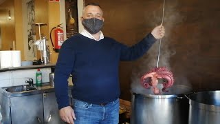 El pulpo quotá feiraquot vuelve al restaurante gallego de Fuchela dos meses después [upl. by Adnaluoy]