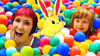 Eine Mami für Lucky Bianca und Mama sind im Freizeitpark Kinder Videos auf Deutsch [upl. by Mellman]