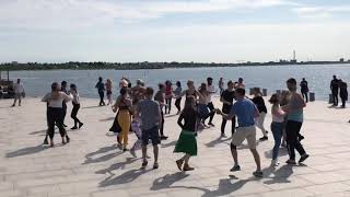 Här dansas det Salsa ute i Västra Hamnen i Malmö sön den 262019 😎🌞😎 [upl. by Mulloy]