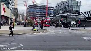 Personas arrastradas por el viento tormenta Eunice golpea en Croydon al sur de LondresStormEunice [upl. by Ellenaej]