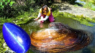 The beautiful woman lifted the float and found a large pearl clam at the bottom of the water [upl. by Ladonna]