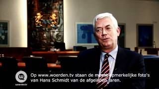 Burgemeester Hans Schmidt biedt ontslag aan [upl. by Ardnekal]