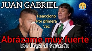 ABRAZAME MUY FUERTE  JUAN GABRIEL  reacciono por primera vez IMPOSIBLE NO LLORAR 😢 [upl. by Aneeg]