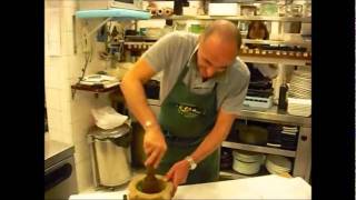 Preparazione Pesto alla genovese fatto al mortaio  Ristorante Le Rune  Genova [upl. by Amick]