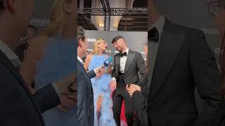 Carilyo el nervio y Natalia Palacios se besan en la alfombra roja de los Premios Idolo [upl. by Kristianson]