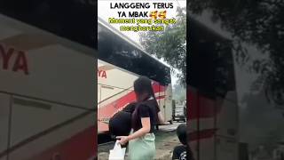 Moment langka Istri hamil menunggu suaminya untuk memberikan bekal buat suaminya shorts bus [upl. by Lemor]