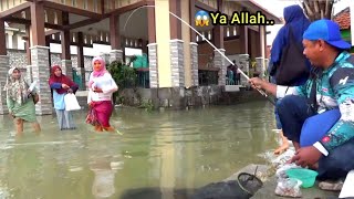 Mancing di jalan banjir Strike depan kaki buat ibu² ini kaget dapat sebanyak ini [upl. by Linson]