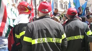 Protesta dei vigili del fuoco a Montecitorio per potenziamento e rinnovo del contratto [upl. by Herve933]