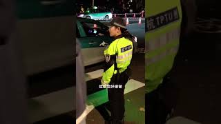 游客问🦊狐狸警官哪有酒吧 你猜怎么回答的？狐狸警官 实拍视频 [upl. by Aynnat]