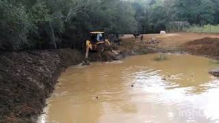 RETROESCAVADEIRA JCB fazendo uma LAGOA grande [upl. by Ahsienauq]