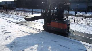 Heftruck rijdt over InduPlates Kunststof rijplaten in de sneeuwMOV [upl. by Ahsirk]