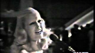 PATTY PRAVO canta a Senza Rete quotTUTTAL PIU quot cè il testo senza playback [upl. by Lester]