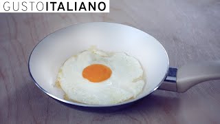 Uova al tegamino  RICETTA ORIGINALE  Fried eggs  Яичницаглазунья [upl. by Wallraff27]