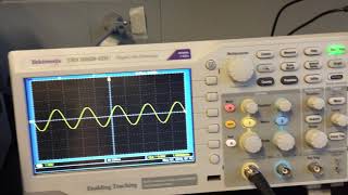 Using a Tektronix oscilloscope [upl. by Anema]