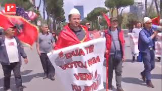 Dita e punëtorëve Qytetarët në Tiranë në protestë marshojnë drejt kryeministrisë Të rriten pagat [upl. by Rosabella880]