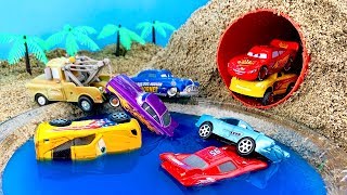 Carritos de Carreras para Niños  Coches Atrapados en el Agua y Arena  Disney Cars Toys [upl. by Aseret]