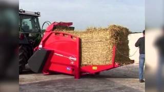 KUHN PRIMOR 2060 M  Pailleuses et pailleuses distributrices En action [upl. by Rehpotsirahc449]