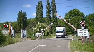 Spoorwegovergang Beynes F  Railroad crossing  Passage à niveau [upl. by Cad111]