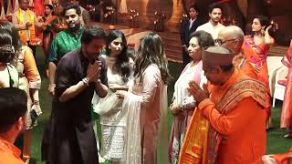 Shah Rukh Khan Gauri Suhana AbRam Perform Aarti At Ambanis Ganpati Pooja [upl. by Victor]