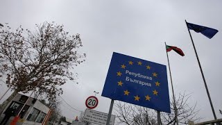 Schengen  la Roumanie et la Bulgarie vont bénéficier partiellement de la libre circulation [upl. by Ahsiekim]