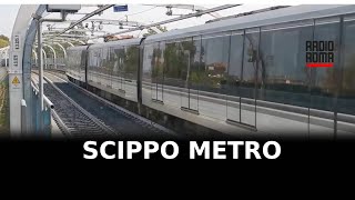 Aggrediscono e scippano collanina a 15enne in metro [upl. by Gildea]