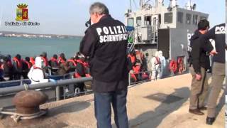 Sbarco migranti a pozzallo 13 4 2015 [upl. by Ahsaet]