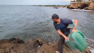 Pesca artesanal en el puerto de acajutla con atarraya [upl. by Elianore]