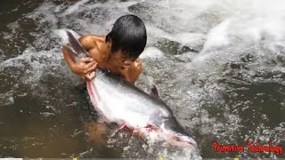 Primitive technology Eating deliciousSmart boys catch and cooking big fish [upl. by Krug700]