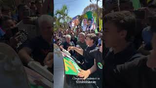 NIkolas Ferreira adesivando carro com Gustavo Gayer [upl. by Skerl]