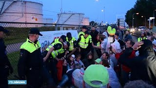 Politie grijpt in met wapenstokken bij protest tegen gaswinning Groningen [upl. by Nerin]