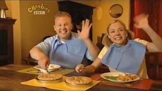 Higgledy House Justin and Sarah not realizing they are using the same pie tin to mix the ingredient [upl. by Butler]