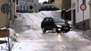 So verhalten sich Autofahrer bei Glatteis falsch  CAR FAIL  Blitzeis [upl. by Lareneg21]