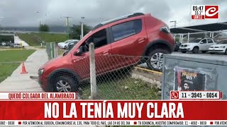 Quiso estacionar y quedó colgada de un alambrado [upl. by Onitrof]