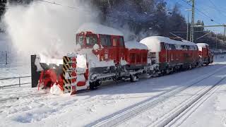 Zug mit Schneefräse Deutsche Bahn im Einsatz in Neustadt im Schwarzwald [upl. by Attenna]