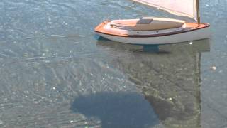 RC model Catboat chases its shadow [upl. by Falk511]