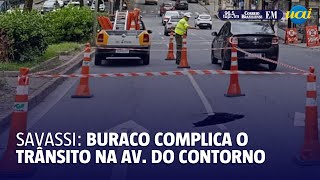 Buraco complica trânsito na Avenida do Contorno [upl. by Angelina190]