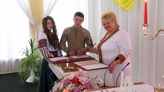 У День святого Валентина в Коломиї одружилися 13 пар [upl. by Nadnal2]