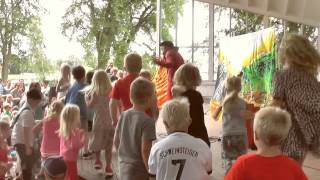 Jagad av en Trex Live Kalmar Stadspark 2014 Dinosaurielåtar  Pappa Kapsyl [upl. by Ylrak]