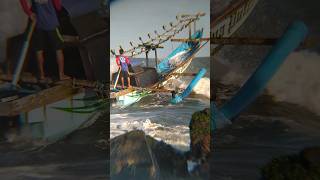 Skill telong lewati ombak besar fisherman shortvideos viralvideo [upl. by Tirb]