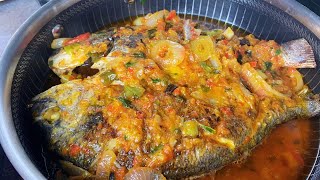 Recette de POISSON DORADE fritMeilleur assaisonnement de dorade aux poivrons et saucedelicieux [upl. by Ynaffets662]