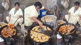 Peshawari Pakora Cooking  Peshawar food street Pakistan  Street cooking  Pakistan street food [upl. by Behlau359]