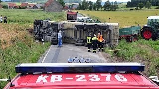 Sattelzug kippt um 20 Tonnen Sand auf der Straße [upl. by Notsreik]