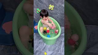 Does your 6monthold hate lying down for baths Baby sitz bath tub is the solution babycare [upl. by Aicert]