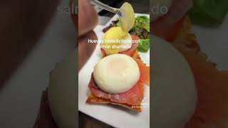 Huevos benedictinos con salmón ahumado foodie shortvideos viral viralvideos salmon [upl. by Nahttam]