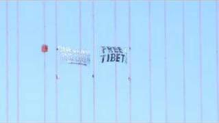 Free Tibet Banner on Golden Gate Bridge April 7 2008 [upl. by Molini]