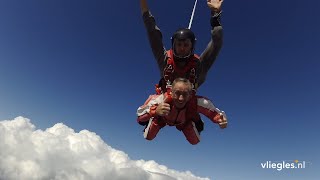 Parachute springen boven Texel [upl. by Ashford]