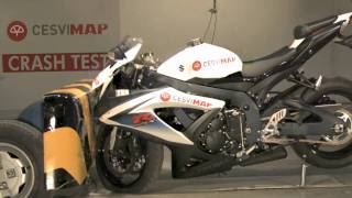 Crash test Suzuki 750 GSX R en Cesvimap [upl. by Anitnoc130]