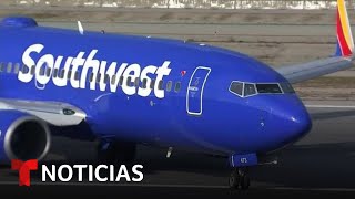 Terror en un avión que despegaba de Dallas y fue alcanzado por una bala  Noticias Telemundo [upl. by Ahsirtap932]